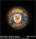 Tento krsn objekt poprv sledoval William Herschel v roce 1787 a nazval jej Eskymk (jedn se o mlhovinu NGC 2392), protoe pohled tehdejm pozemskm dalekohledem se podobal oblieji, kter je obklopen koeinou.